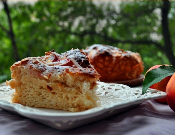 дрожжевой пирог с медом и нектаринами