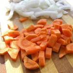 Порезать тонкими полукольцами лук, кубиками морковь и сельдерей