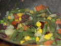 Смесь из овощей высыпаем на разогретую сковороду
