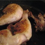 курицу обжарить до корочки на сковородке