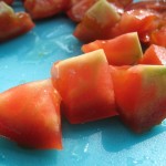 порезать помидоры на кубики