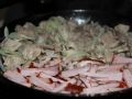 Сдвигаем свинину на одну сторону сковороды и на другую добавляем буженину