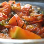 обжарить зубчик чеснока на масле, добавить помидоры и порванные листья базилика