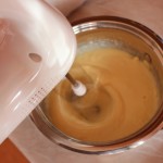 для крема взбить сгущенное молоко со сливочным маслом