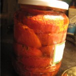 помидоры плотно уложить в сухую чистую банку и залить маслом