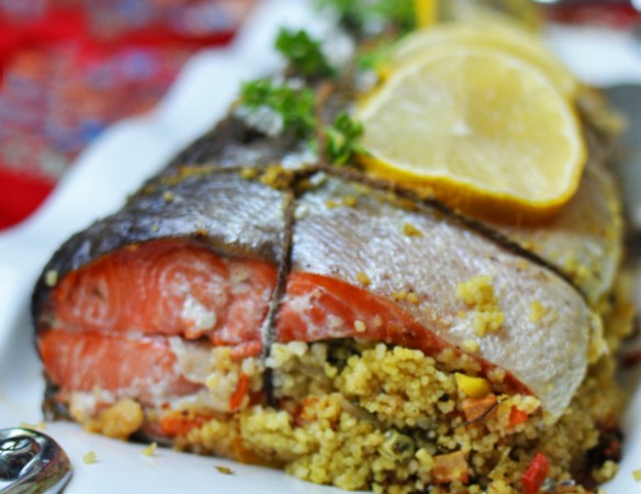 Запеченный лосось, фаршированный кускусом и овощами