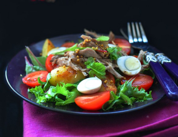 Салат с уткой конфи, руколой и помидорами черри
