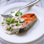 Гриллованый лосось под сливочно-грибным соусом