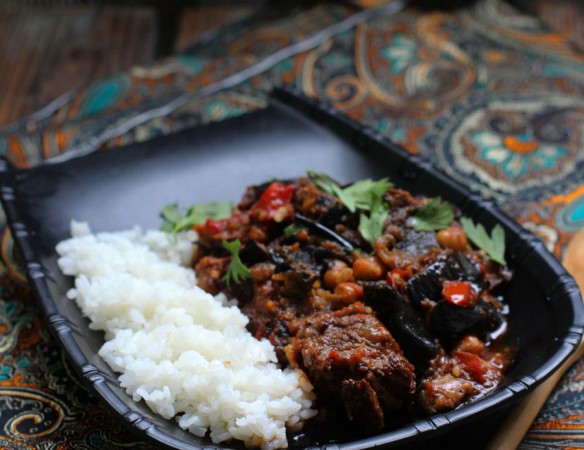 Koresh bademjan (рагу из мяса, нута, баклажанов и помидоров)