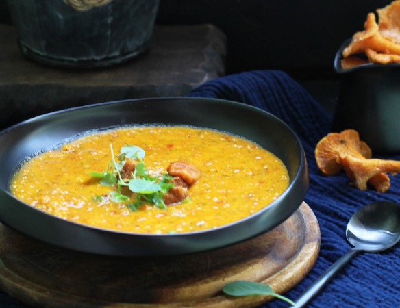 Тыквенный крем-суп с сыром и лисичками