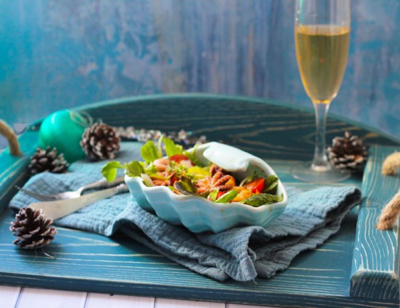 Салат с овощами, креветкой и беби-осьминогами