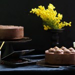 Шоколадный торт-мусс с черносливом на шоколадно-ореховом брауни