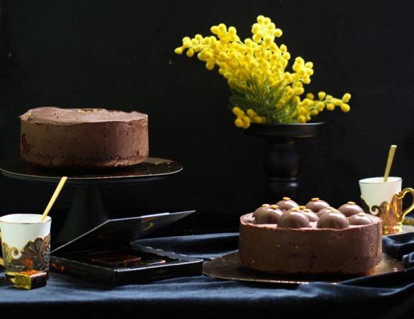 Шоколадный торт-мусс с черносливом на шоколадно-ореховом брауни