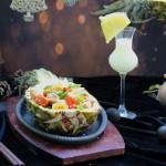 Стирфрай с курицей, ананасами и рисом в китайском стиле