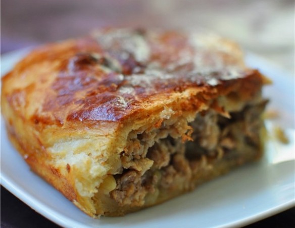 балканский пирог с мясом и запеченными баклажанами