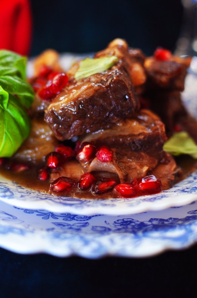 Телячьи ребрышки, тушеные в гранатовом соке и вине