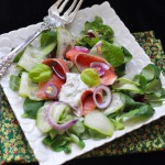 Салат с огурцом и лососем в йогуртной заправке