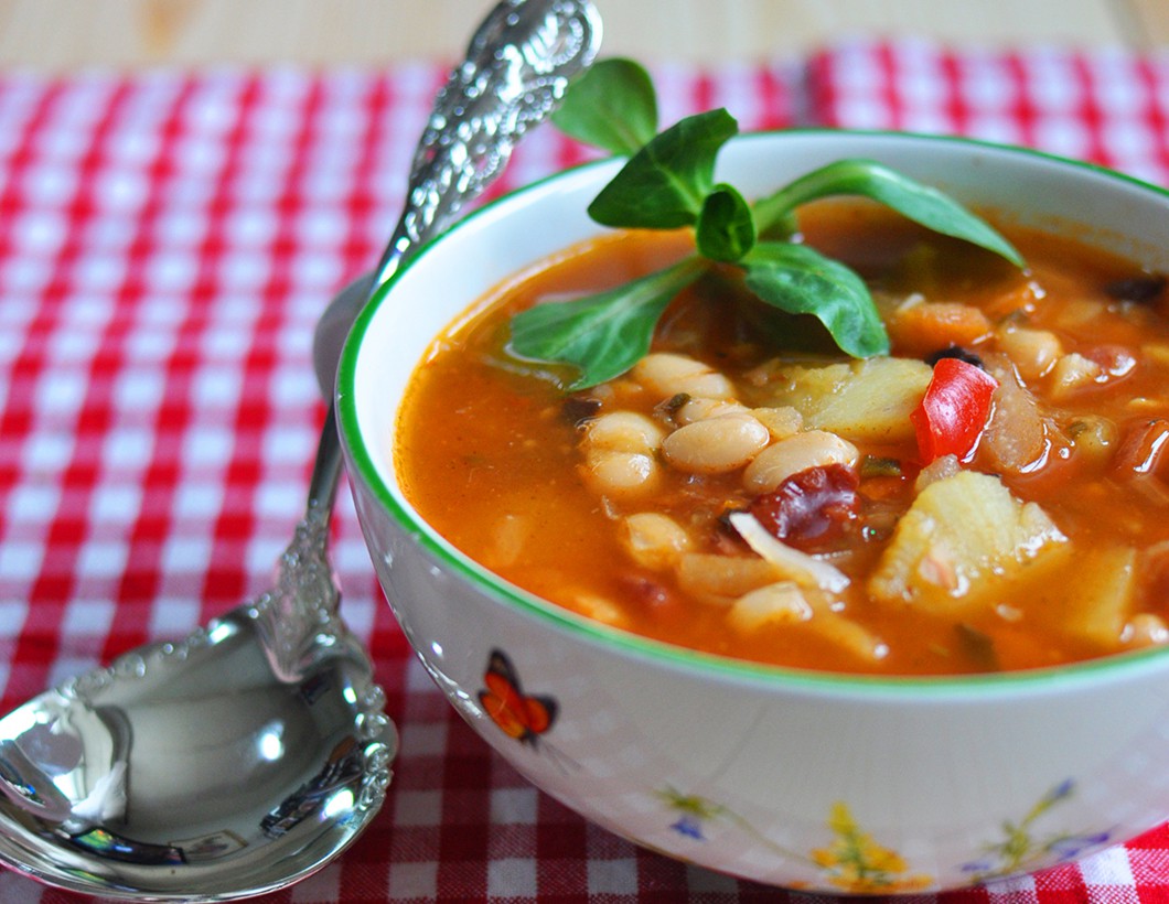 Постные первые блюда в пост. Фасолада греческий. Суп фасолевый постный. Фасолевый суп наваристый. Греческая кухня фасолевый суп.