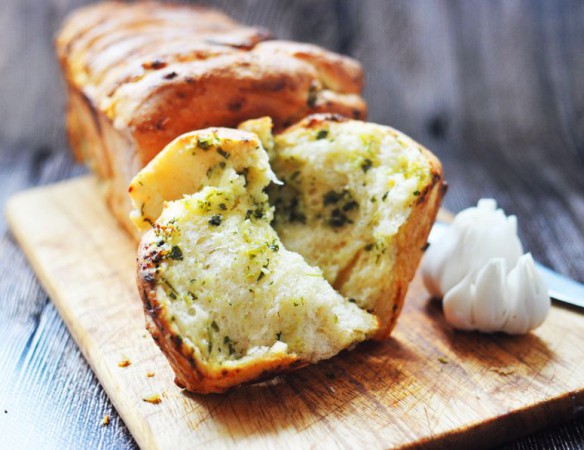 Хлеб-гармошка с чесноком и зеленью