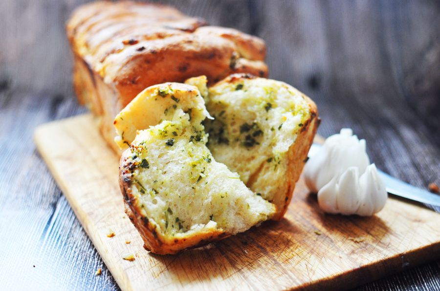 Хлеб-гармошка с чесноком и зеленью
