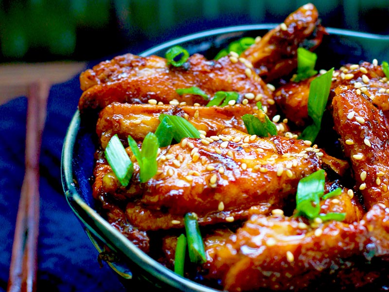 яннем чиккен. куриные крылья в медово-соевом соусе. куриные крылышки (в пряной глазури, bbq, чили-манго, ). томатный маринад для крылышек. крылья куриные.